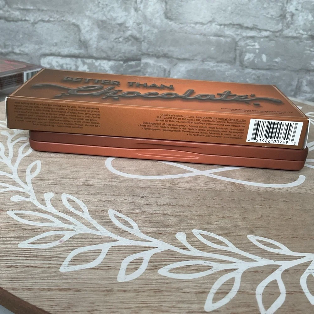 Too faced better than chocolate palette,18 cocoa powder-infused,shimmers & Matte - Picture 5 of 6